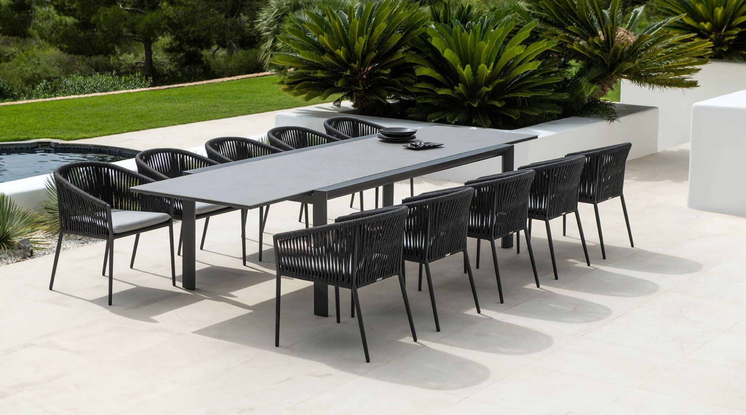 Table extensible en aluminium et céramique collection Livorno par Jati&Kebon à Nantes