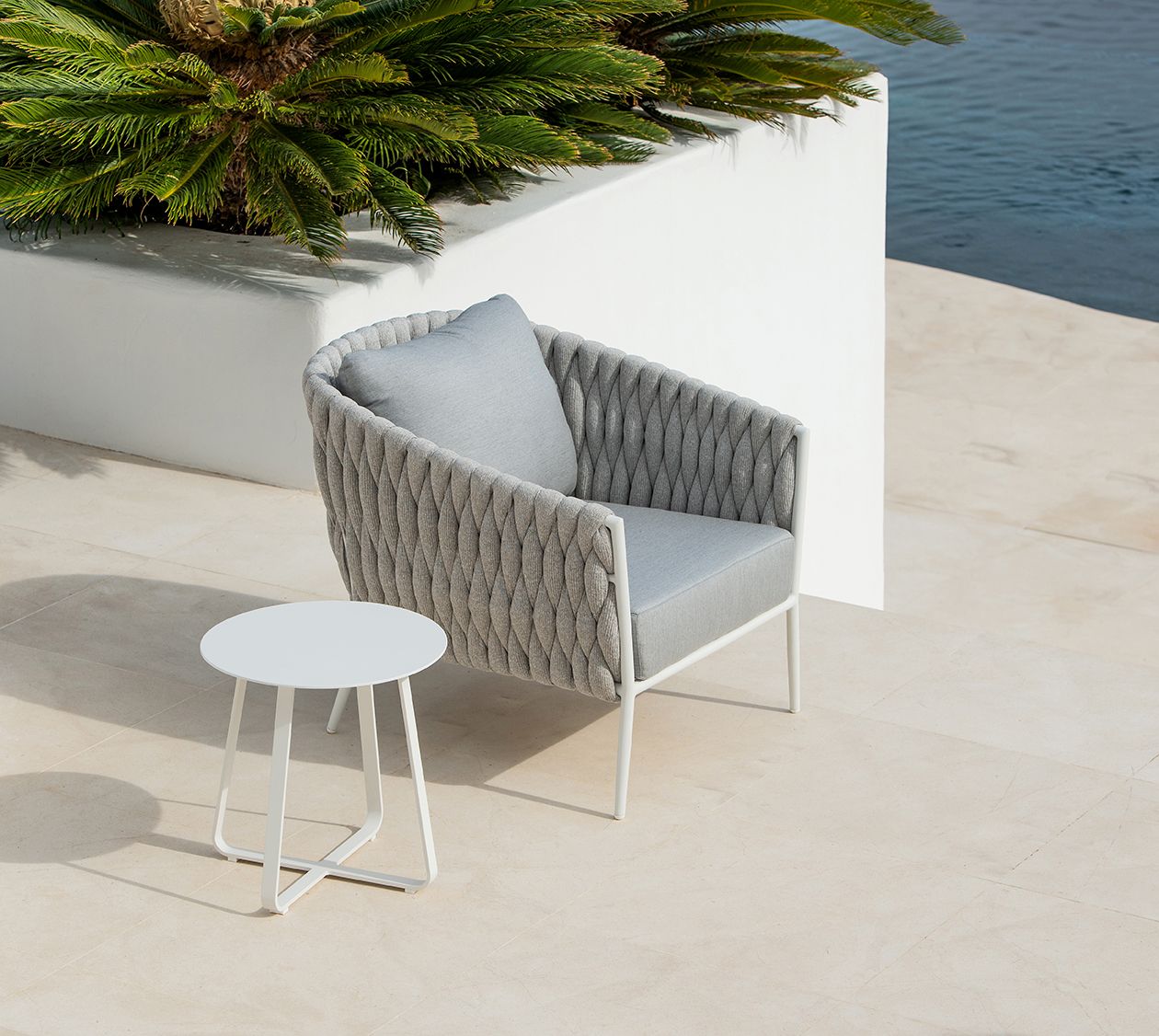 Fauteuil lounge contemporain en aluminium et cordes de la collection Fortuna Socks à Bordeaux