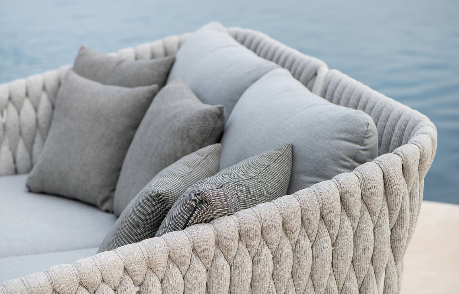 Zoom sur le tressage en cordes couleur gris clair du lit de jardin, collection FORTUNA SOCKS de Jati & Kebon à Cannes 