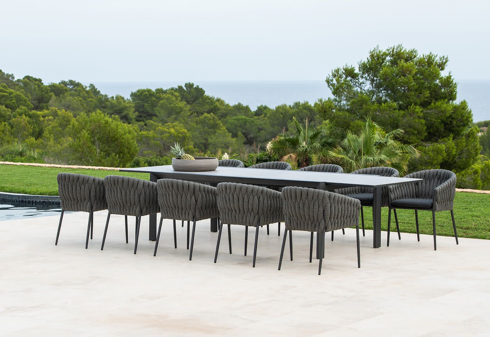 Grande table extensible plateau céramique et fauteuils confortables à Lyon