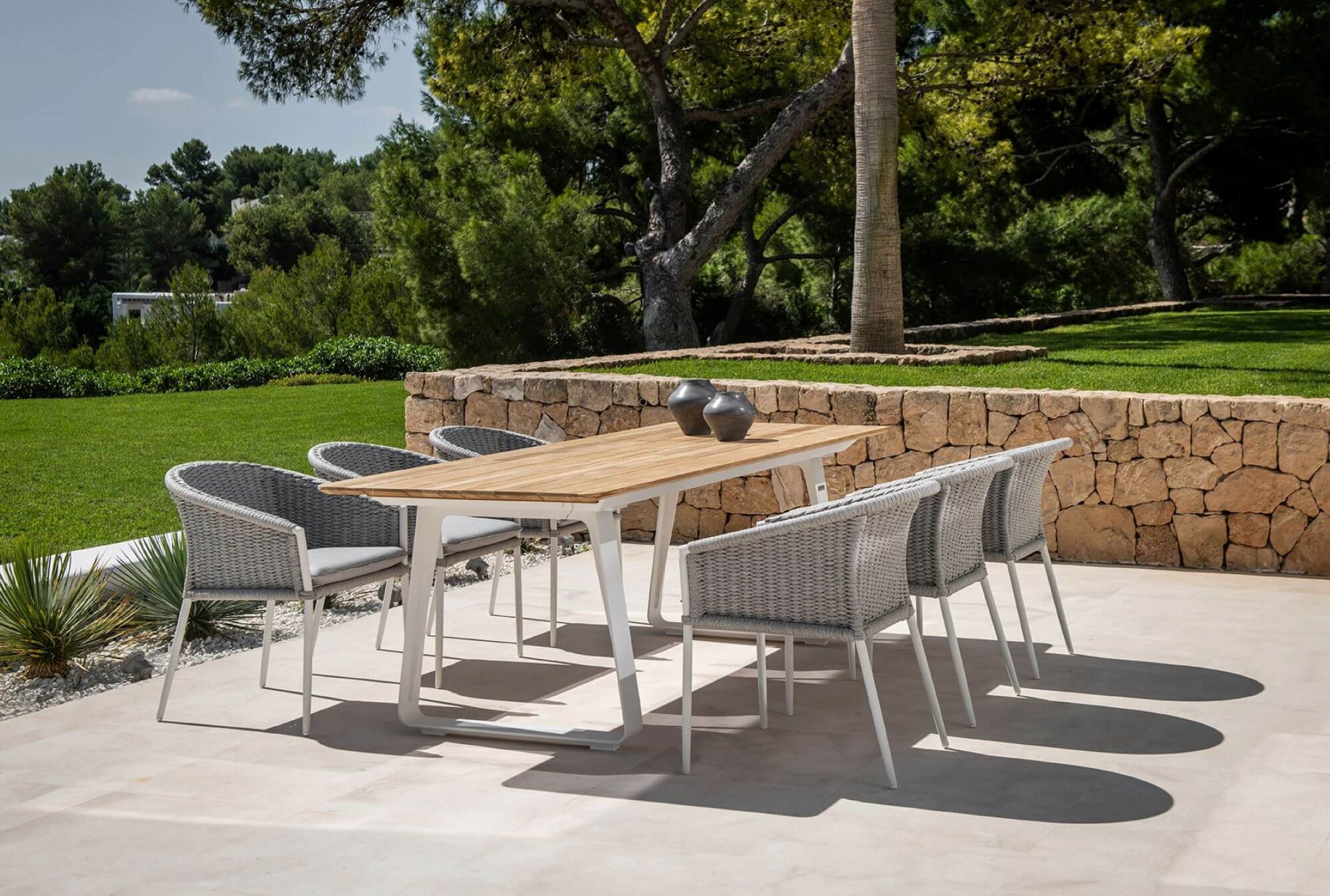 Structure et cadre en aluminium et plateau en teck collection Elko par Jati&Kebon à Paris en Ile de France