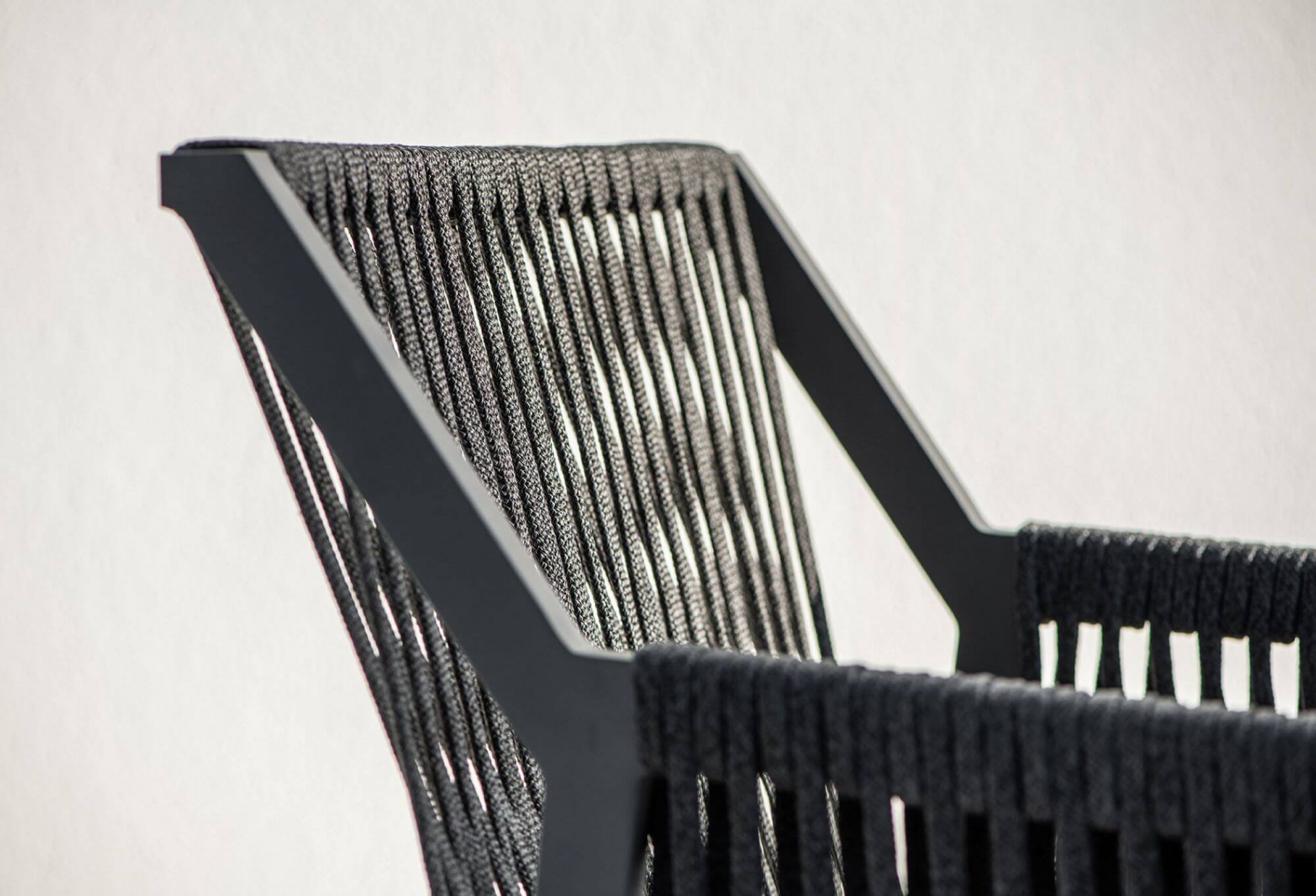Zoom sur la structure aluminium et cordes du fauteuil de repas Ritz par Jati&Kebon à Cagnes-sur-Mer