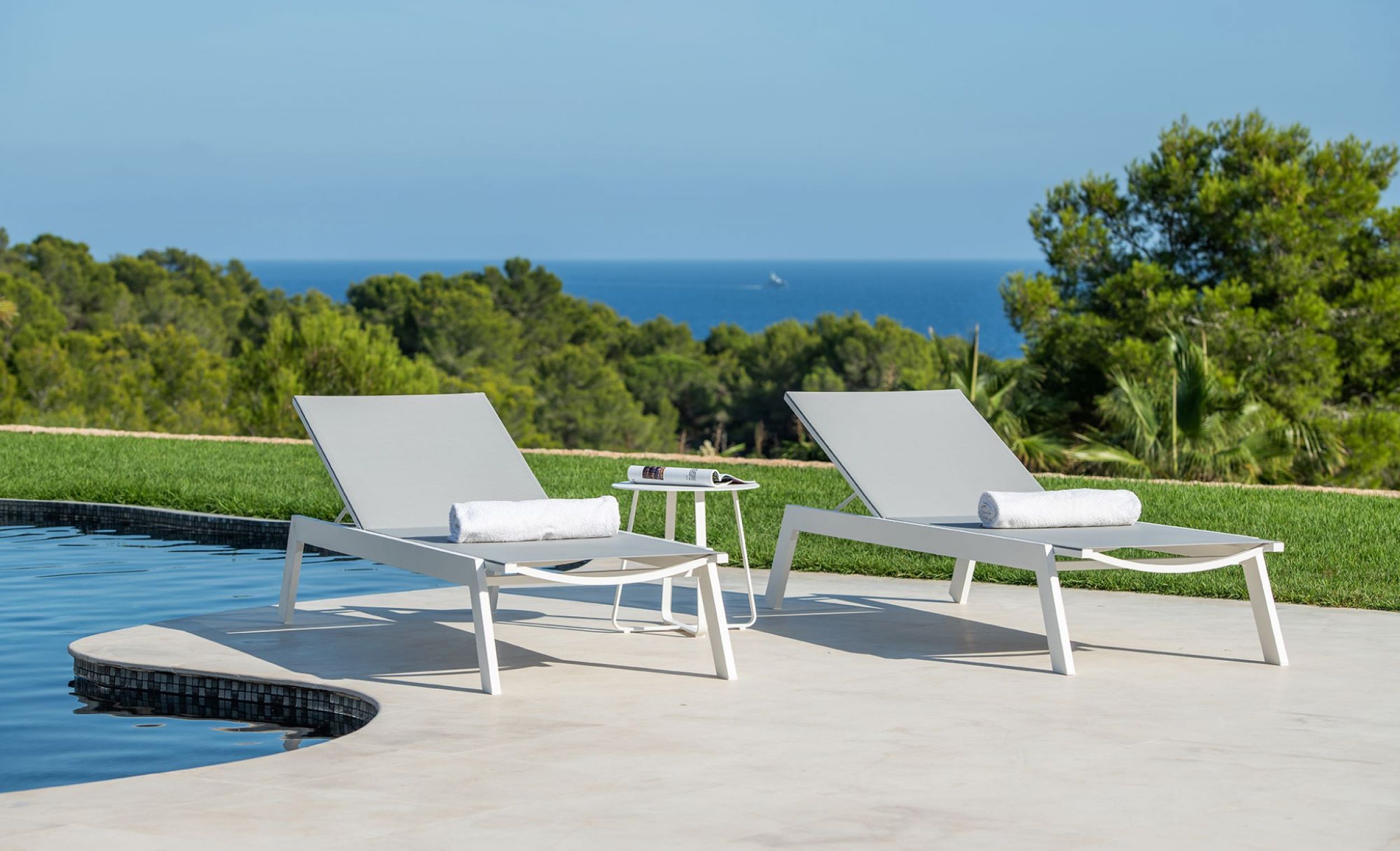 Transat en aluminium et textilène par Jati&Kebon à Cannes