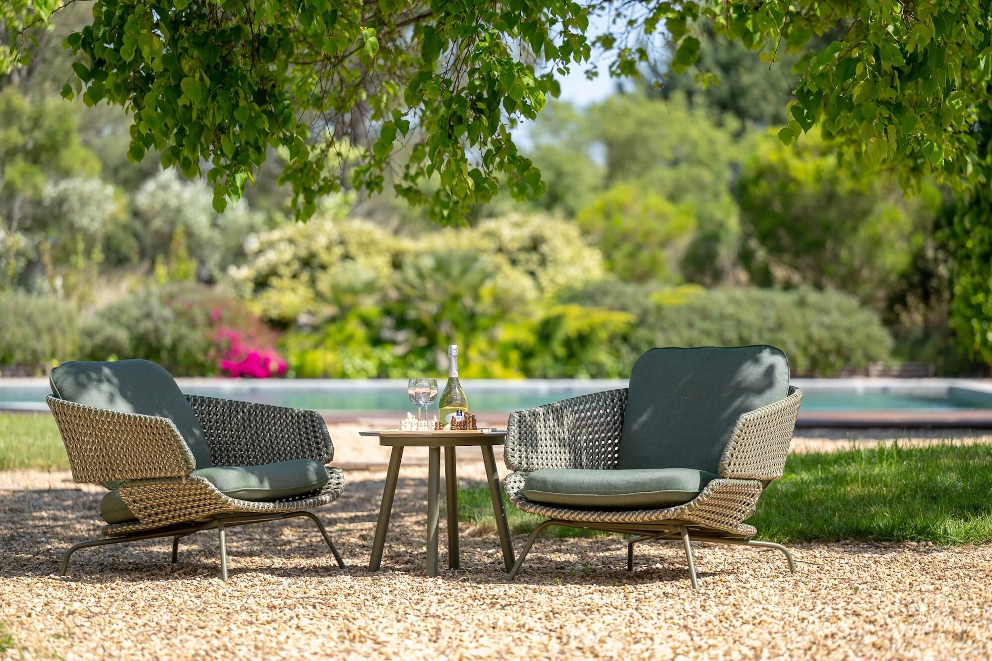 Fauteuils outdoor en tissu 100% acrylique en vert par Jati Kebon à Cannes 