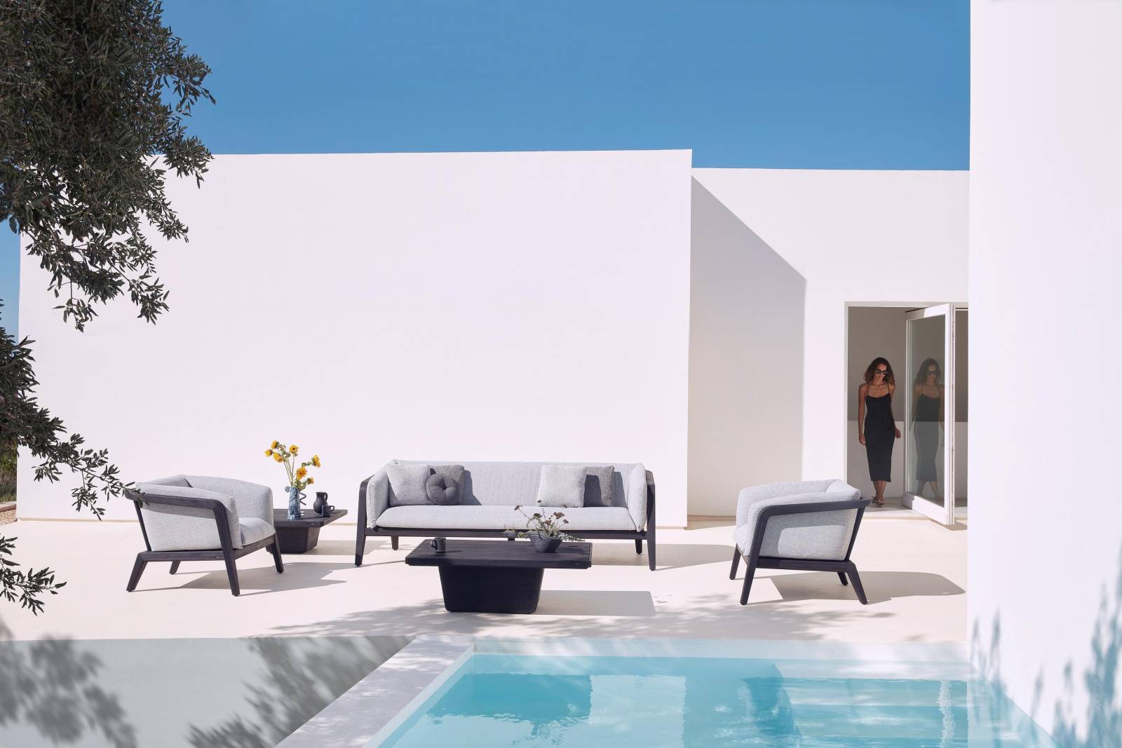 Salon de jardin confortable et en teck, collection Sunrise par MANUTTI à Antibes