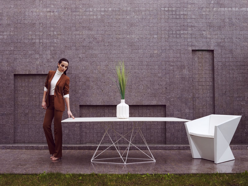 Table blanche de la collection Faz par Vondom à Nice
