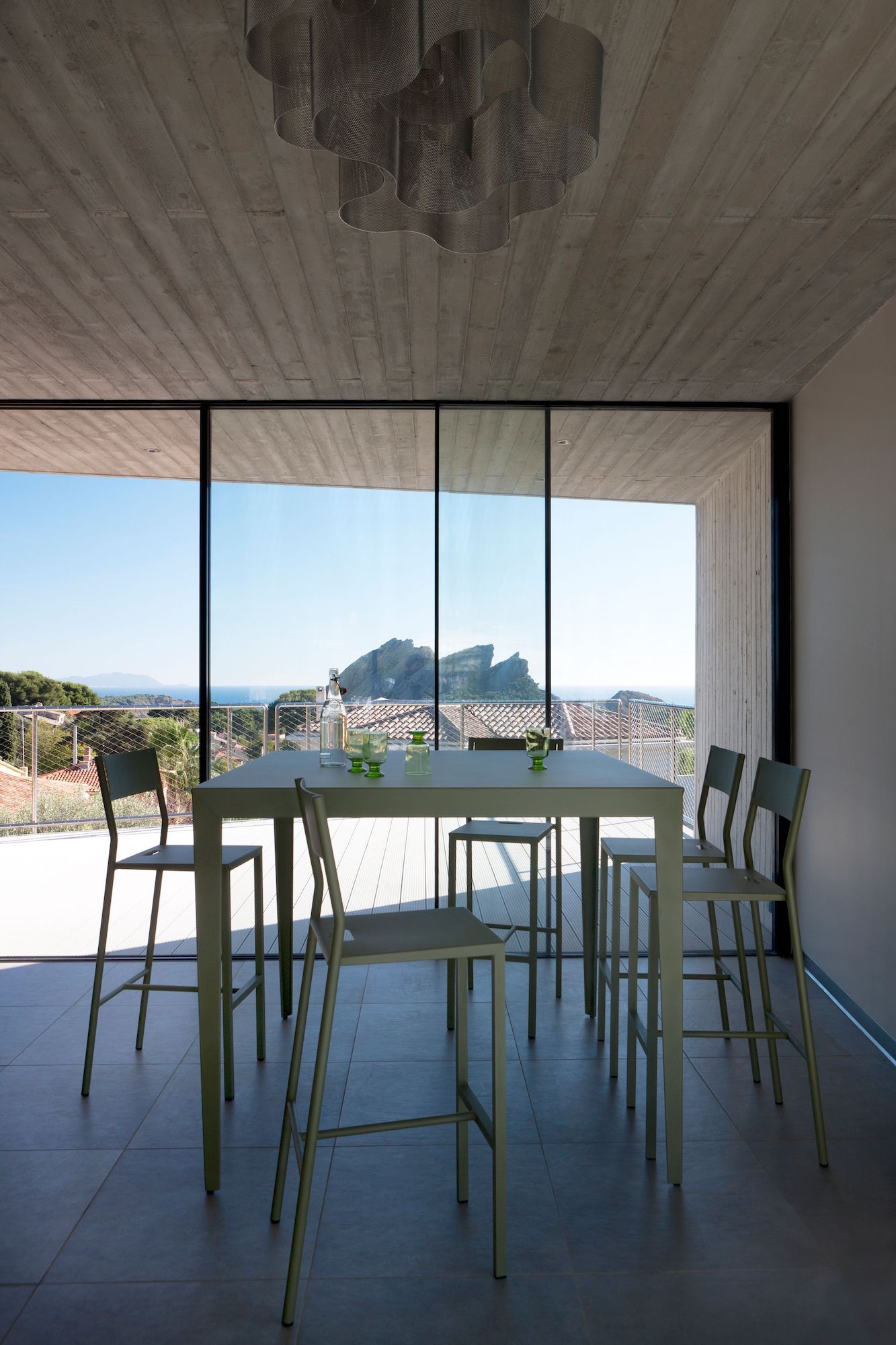 Tables haute et chaise de la collection Zef par Matière Grise à Cannes