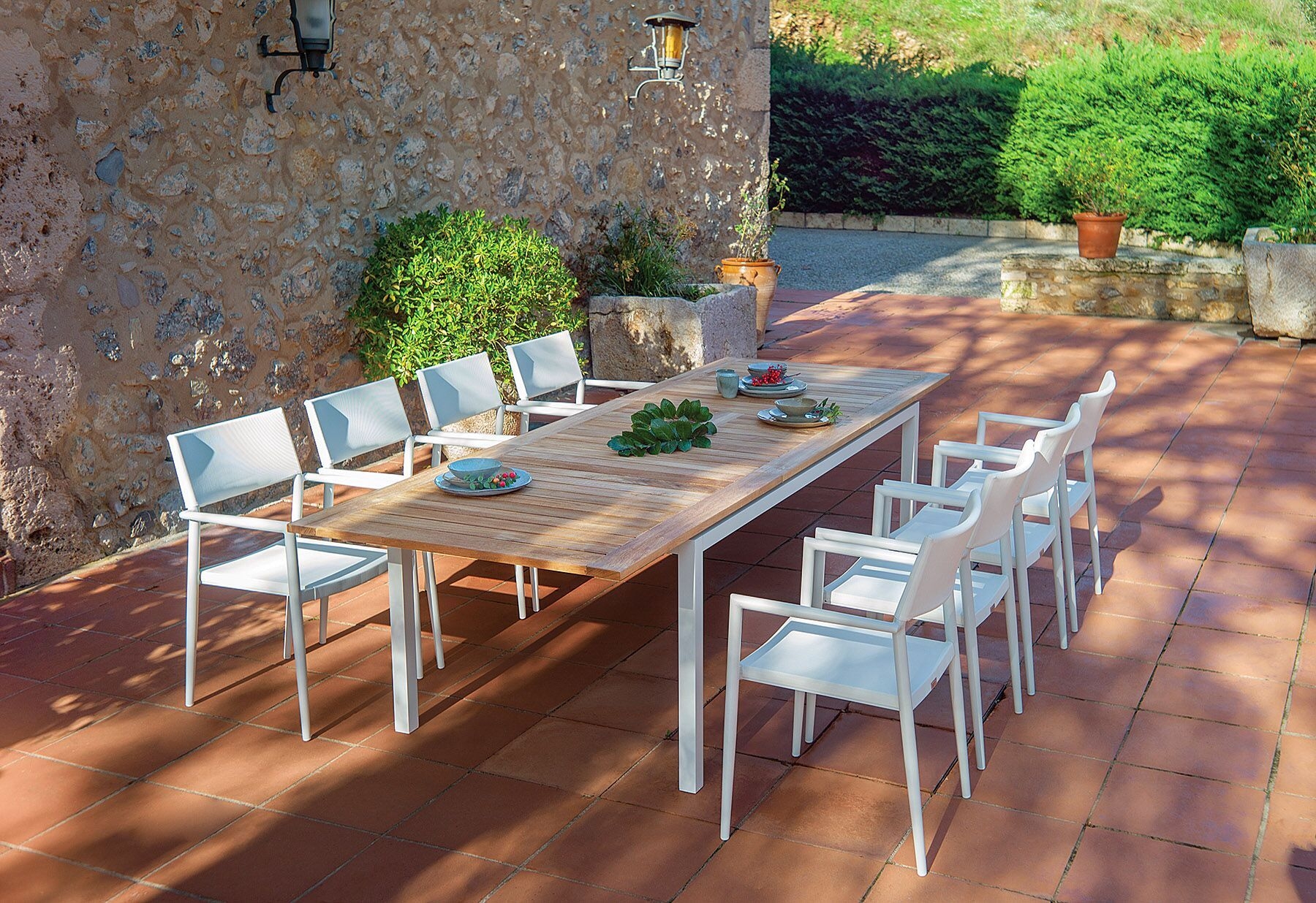 Grande table extensible Essentiel avec structure en aluminium blanc par Selection à Cannes