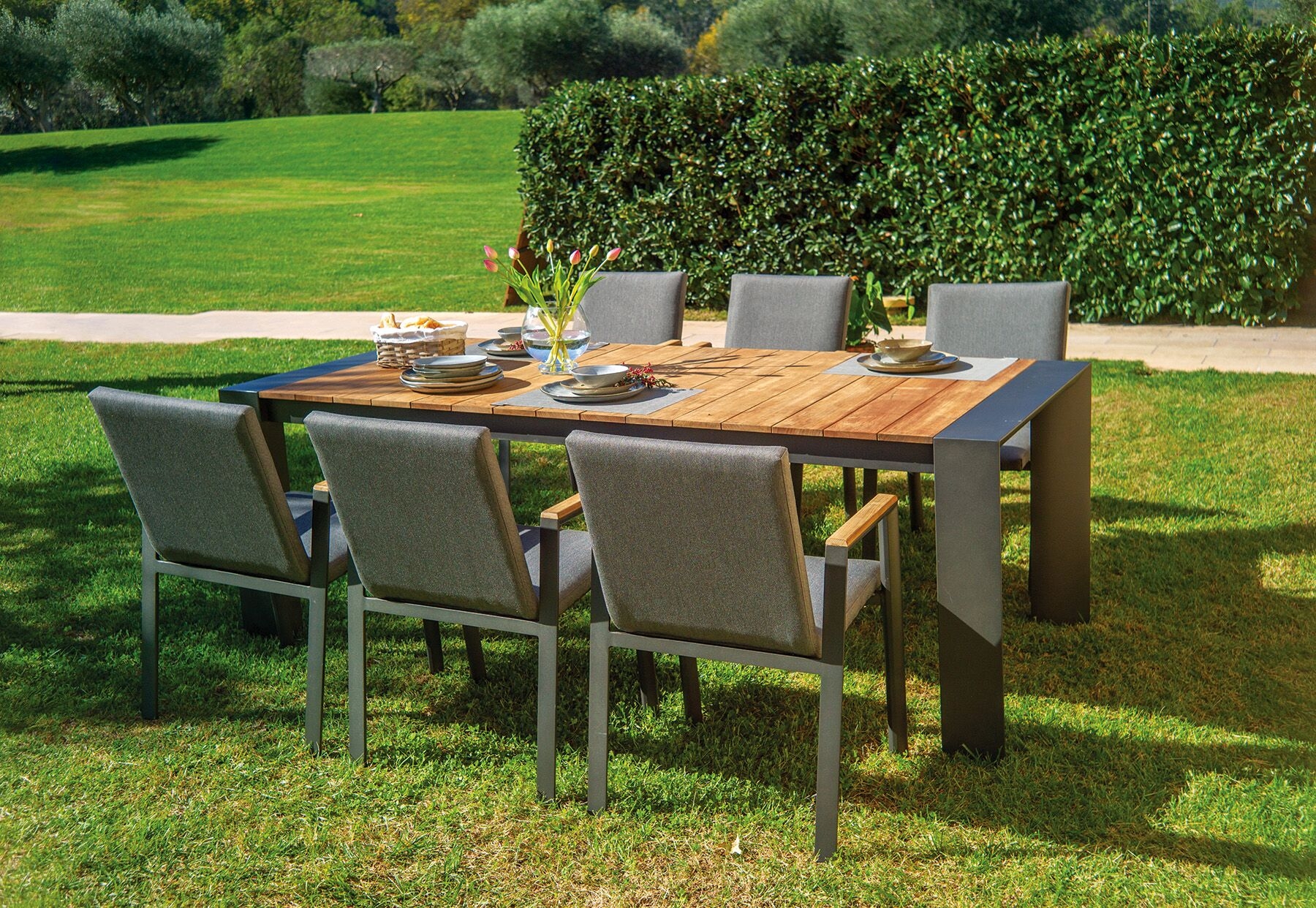 Tables Ter et chaise Muga par Selection à Cannes