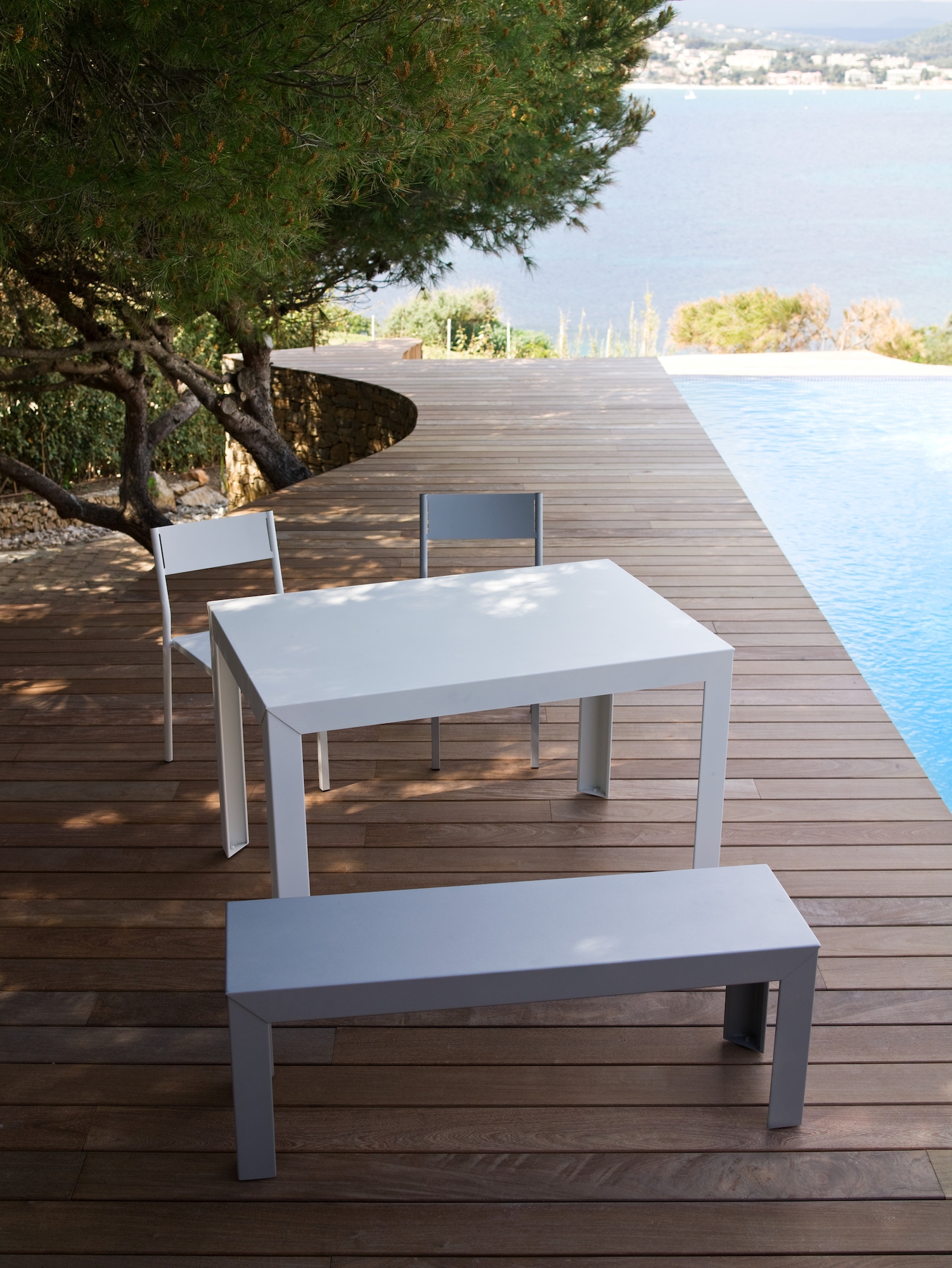 Table et banc Zef par matière grise à Cannes