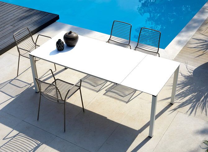 Table extensible en acier galvanisé blanc et plateau HPL blanc de la collection PRANZO