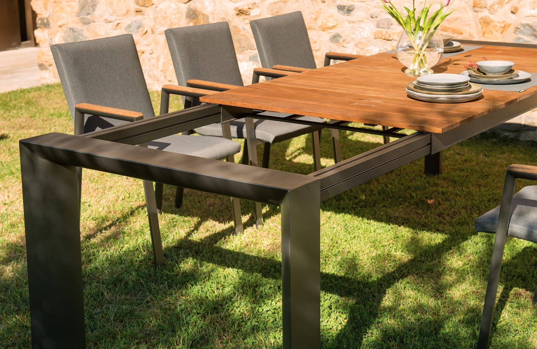 Grande table de repas extensible en aluminium et teck collection Ter