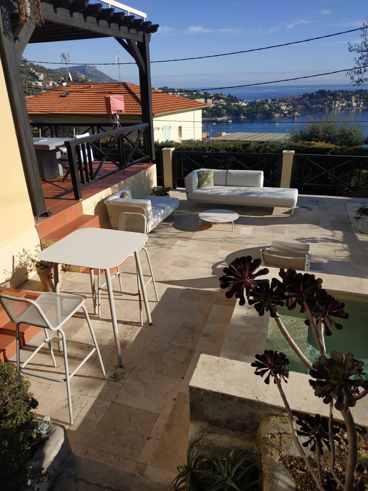 Réalisation à Roquebrune Cap Martin avec un canapé Baza et un ensemble Starling à Roquebrune-Cap-Martin 