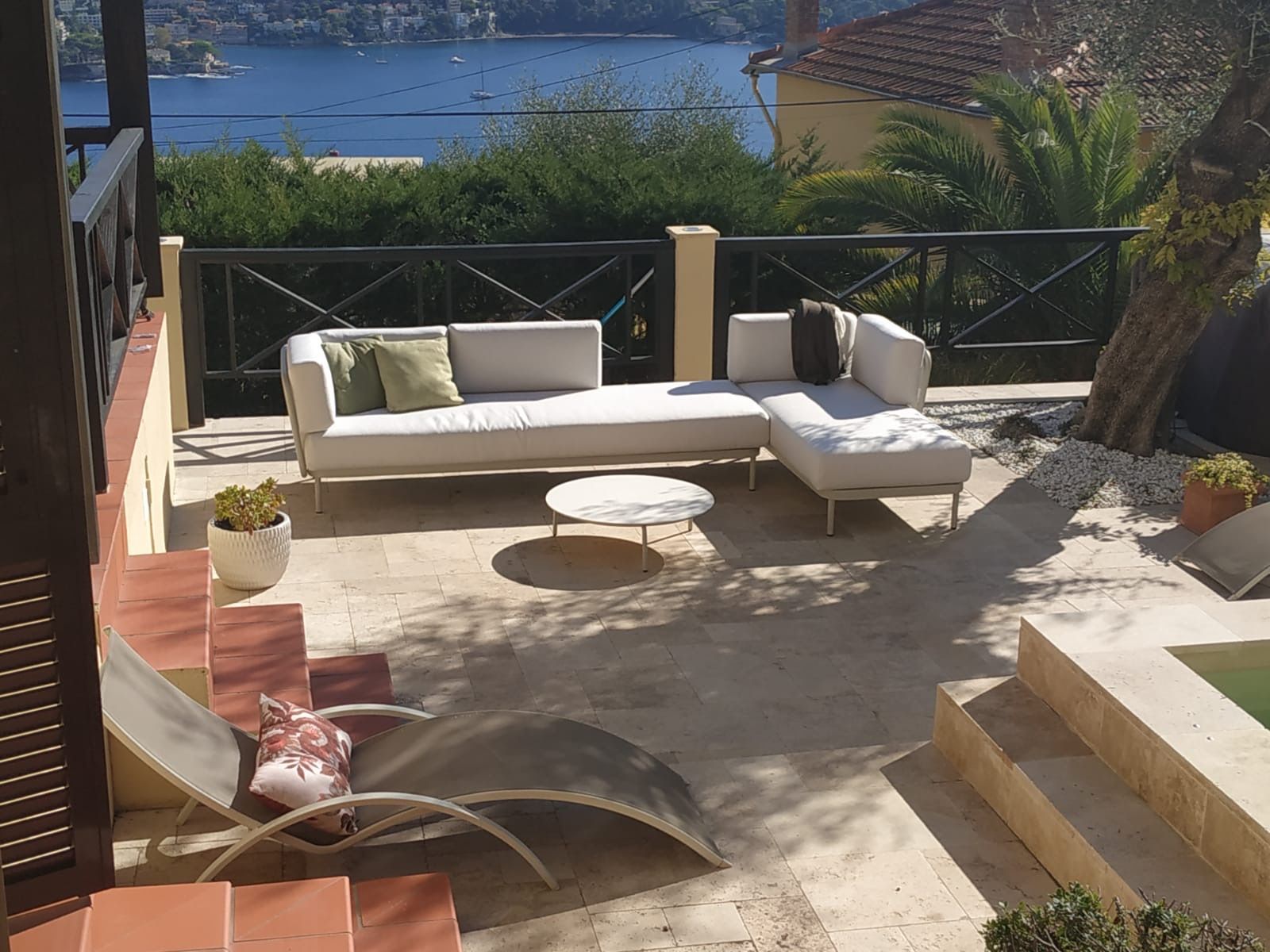 Canapé Baza modulable beige avec table basse à Roquebrune-Cap-Martin