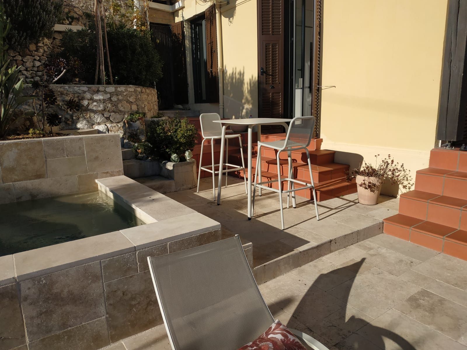 Ensemble de chaises hautes et table collection Starling à Roquebrune-Cap-Martin