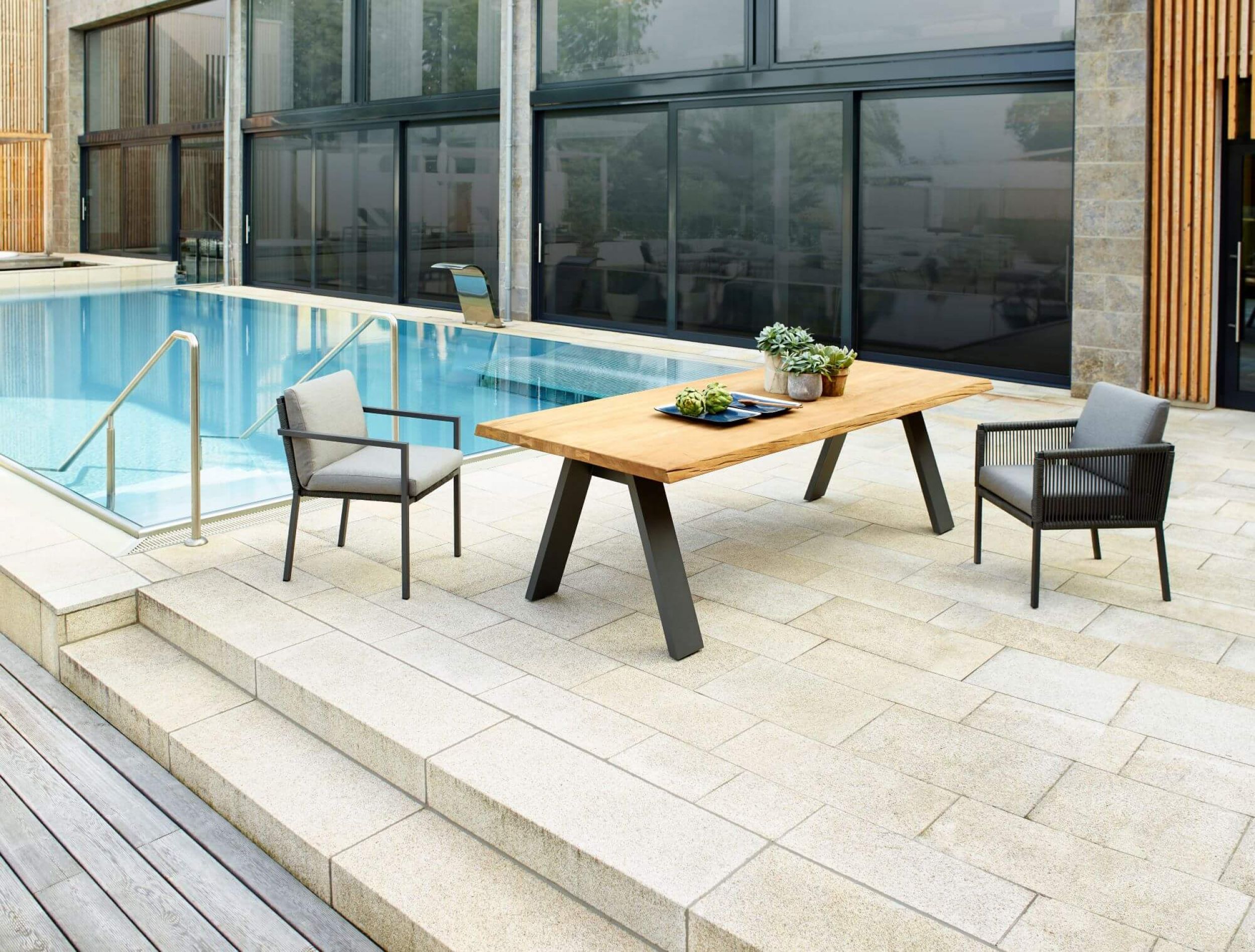 Table de repas design avec pied en V de la collection Timber par Solpuri à Nice