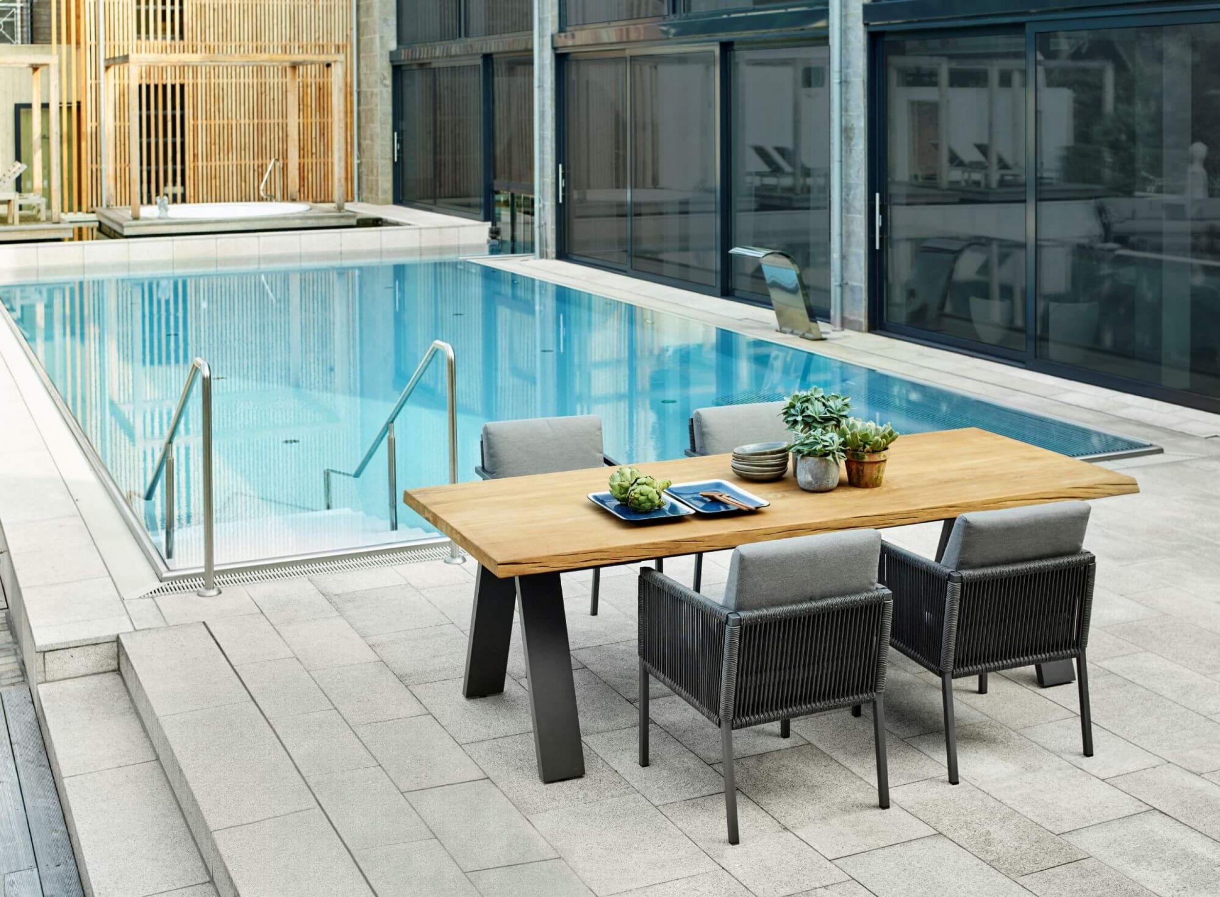 Table robuste avec plateau en teck de la collection Timber par Solpuri à Cannes