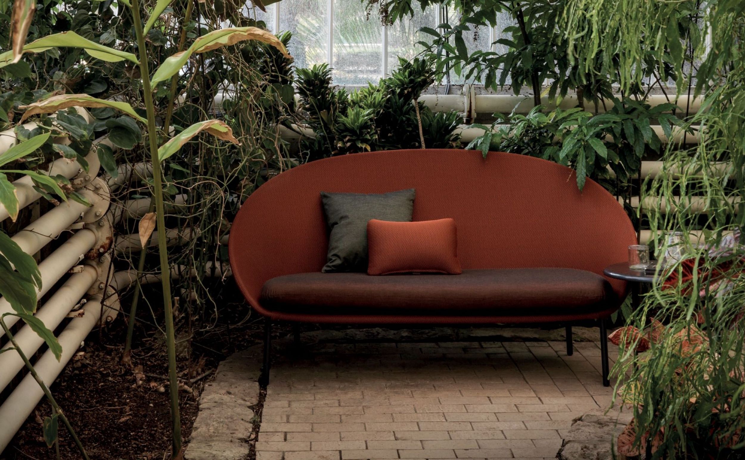 Canapé de jardin en aluminium rouge bordeaux de la collection Twins par Expormim à Marseille