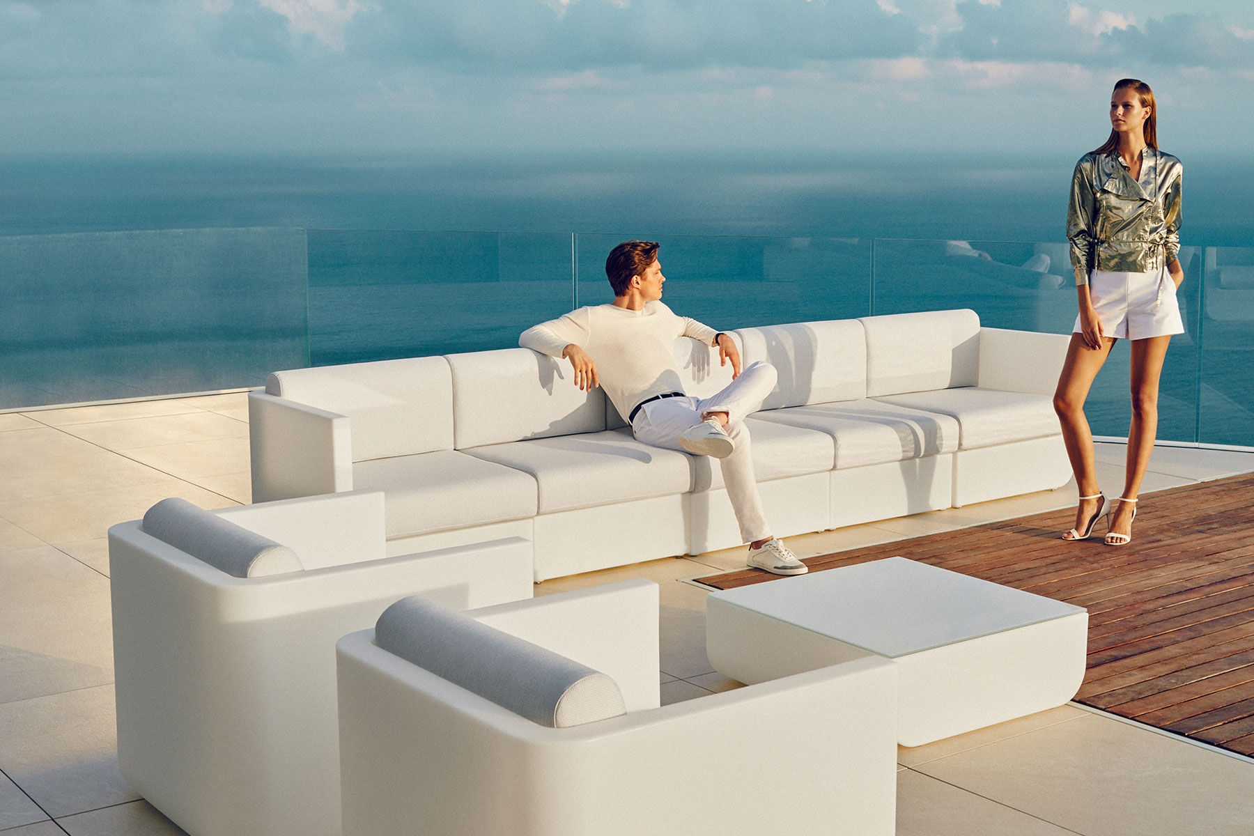 Salon de jardin modules, fauteuils et table basse blanc de la collection Ulm par Vondom à Nice