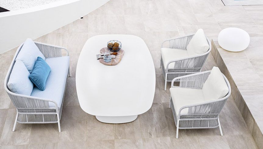 Salon de jardin avec canapé gris et blanc au design épuré par Varaschin à Nice