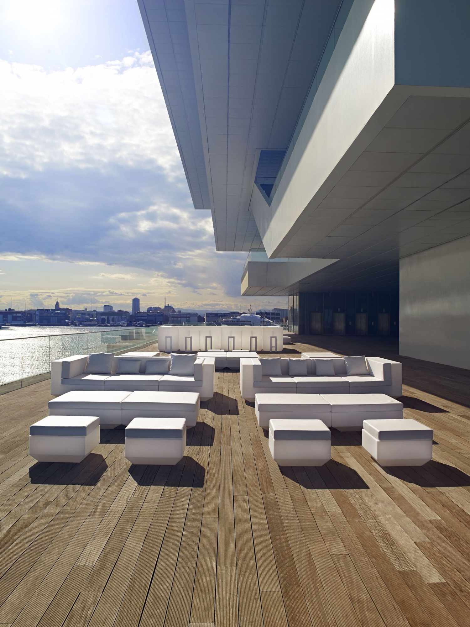 Salon de jardin modulable blanc de la collection Vela par Vondom à Mandelieu