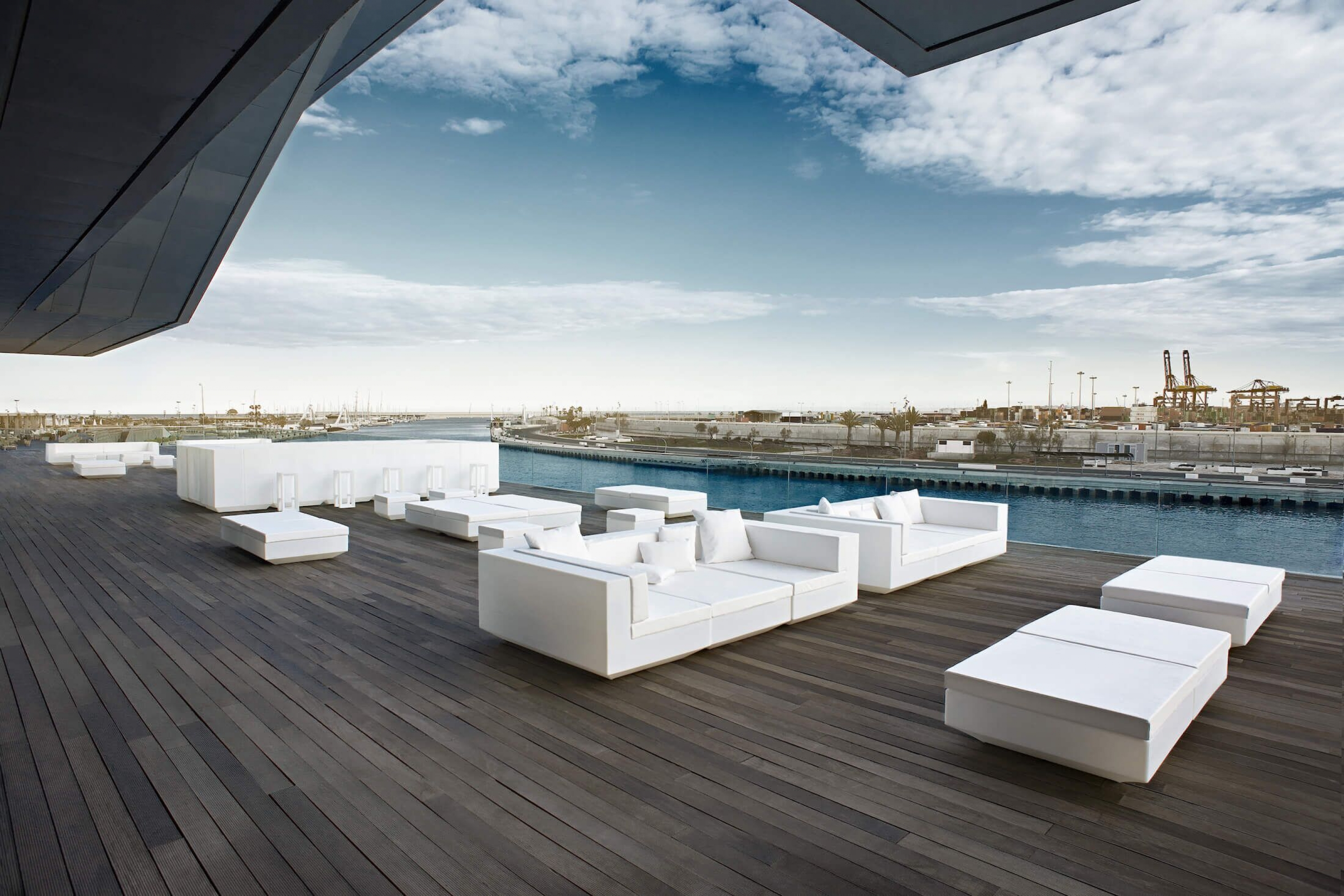 Salon de jardin modulable blanc de la collection Vela par Vondom à Mandelieu