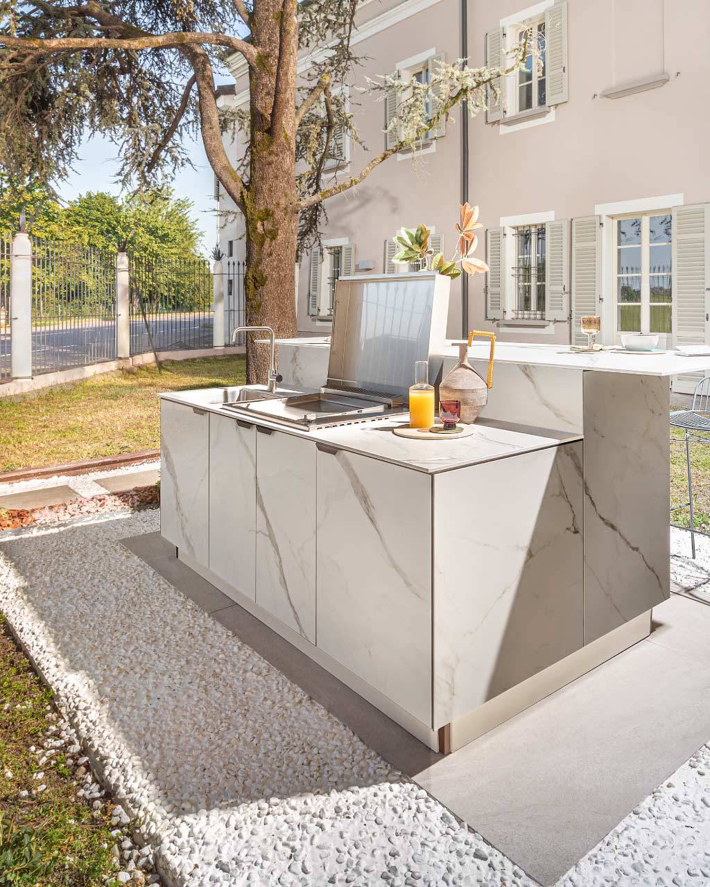 Cuisine complète d'extérieur avec évier réfrigérateur et barbecue à Saint-Raphael