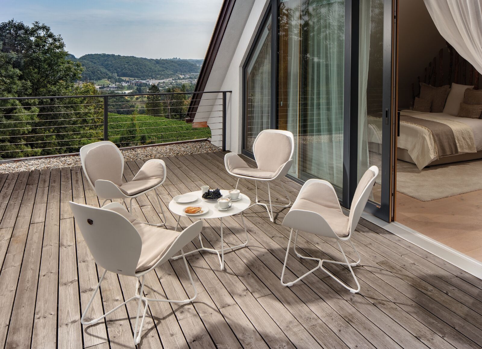 Ensemble de fauteuils lounge de la collection Dove par Viteo à Cannes
