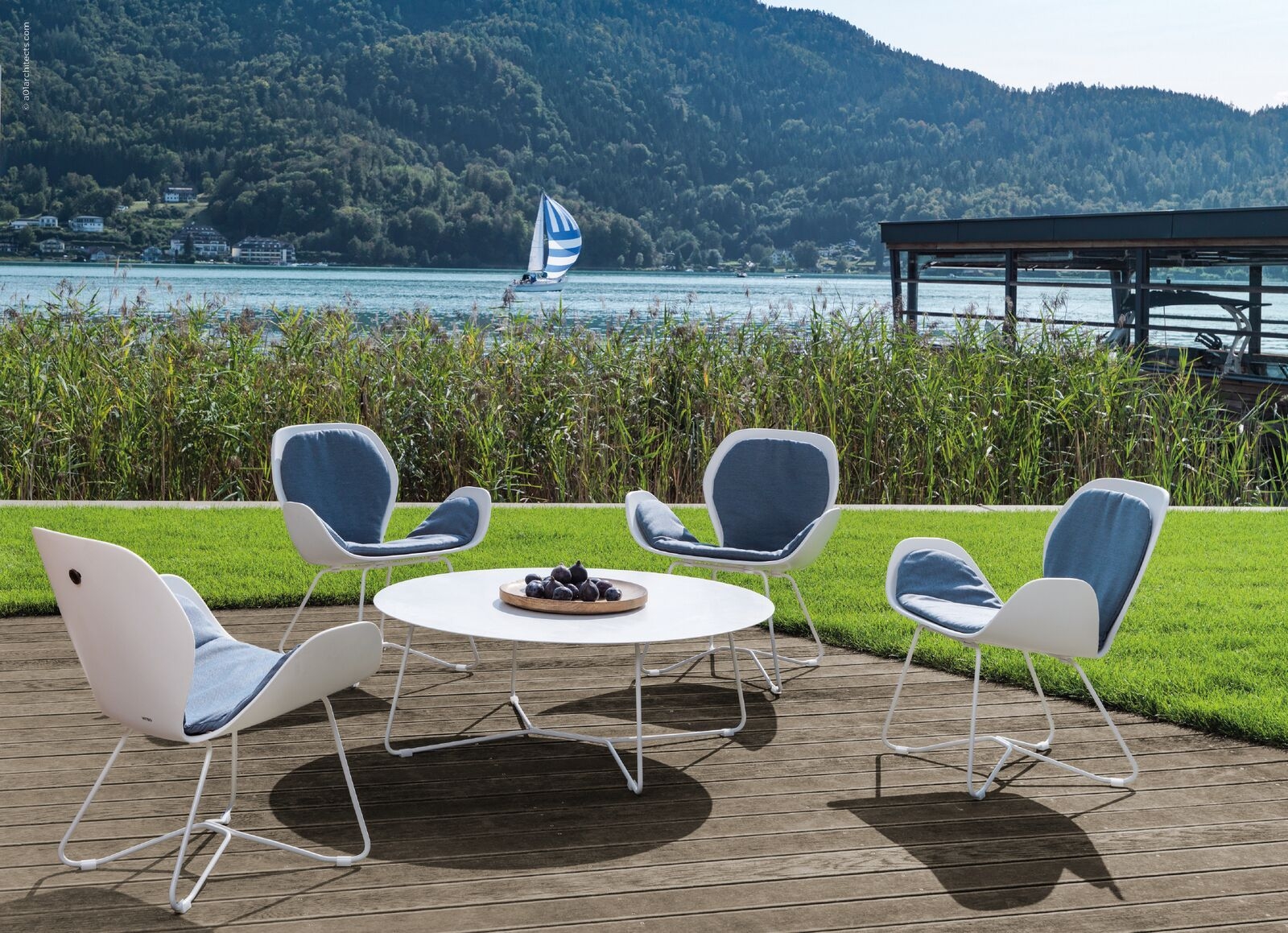 Fauteuils et coussins bleu de la collection Dove par VIteo à Cannes