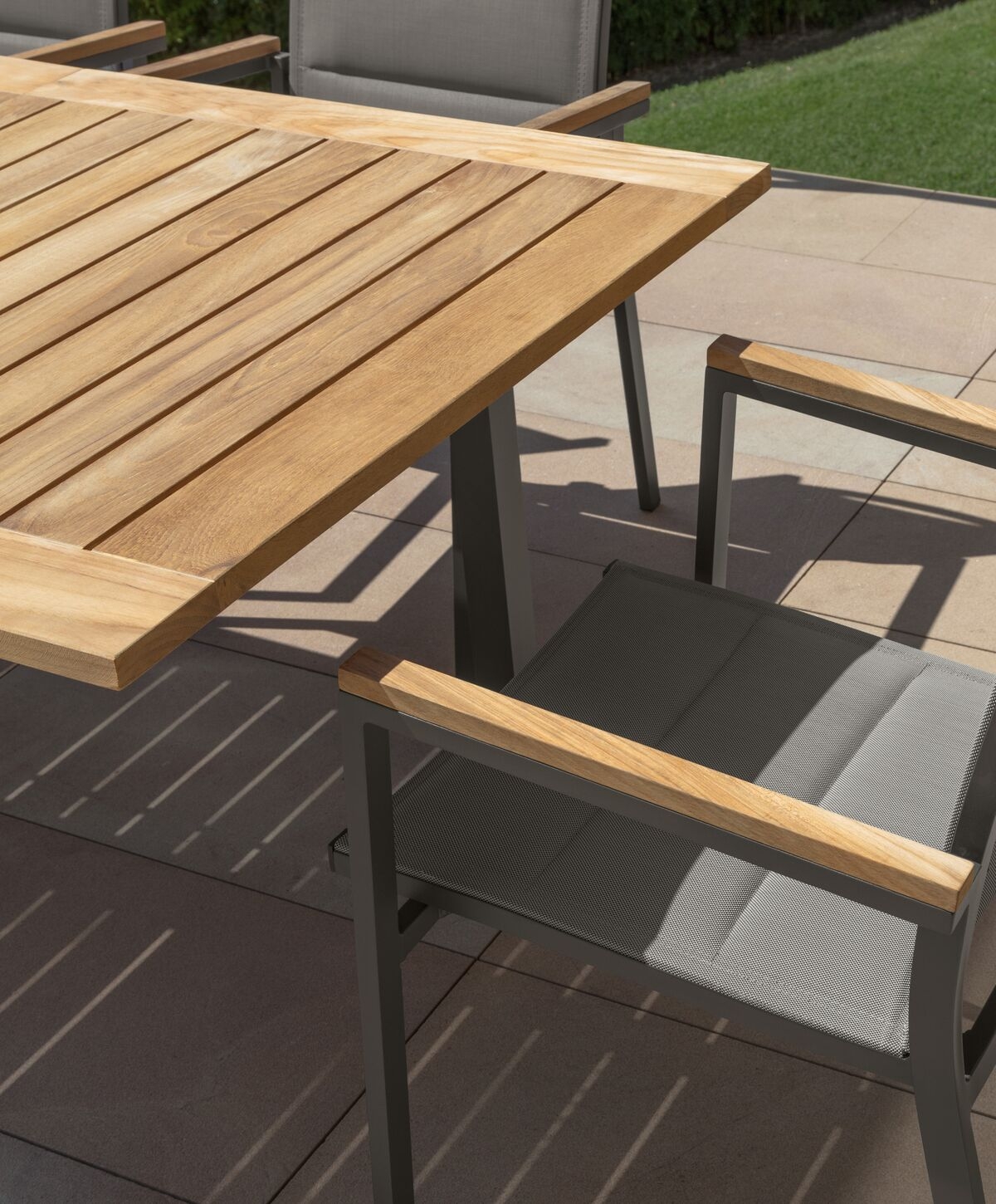 Plateau en teck de la table essentiel par Selection à Cannes