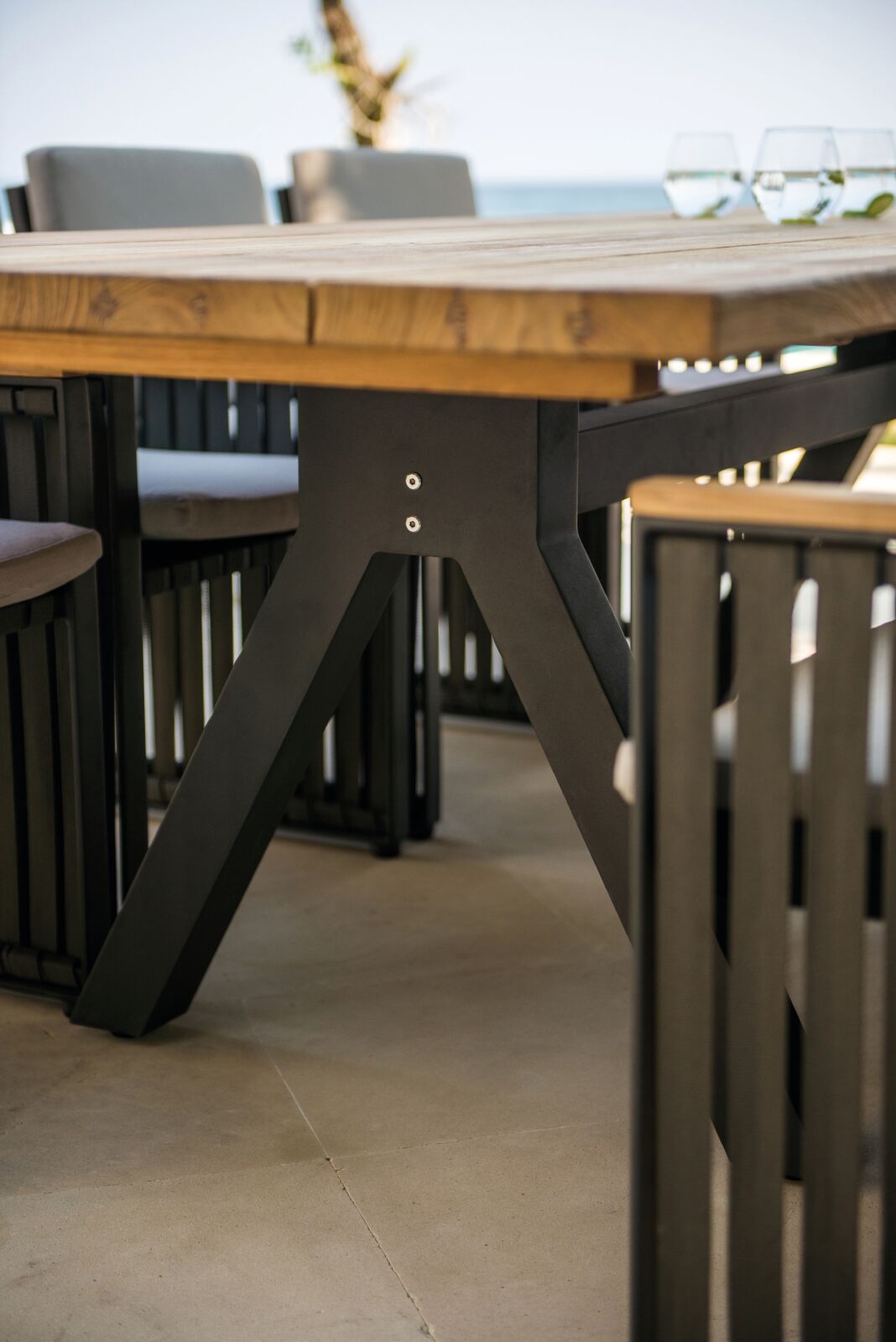 Zoom pieds de table de la collection Horizon par Skyline à Antibes