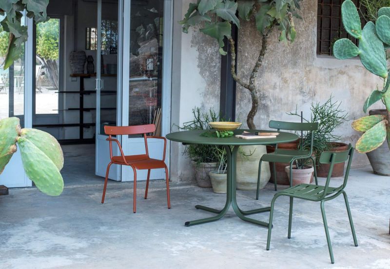 Table de repas en acier galvanisé collection System par Emu à Nice