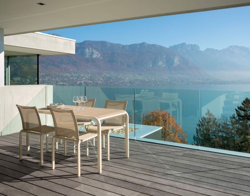 Table de repas en aluminium thermolaqué aux lignes fluides collection Tandem par Ego Paris à Nice