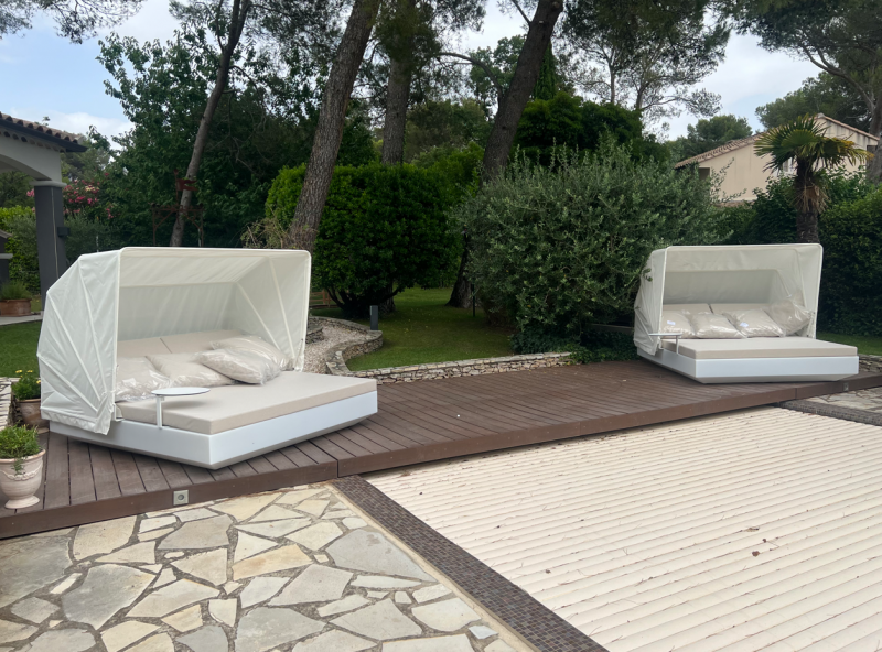 Aménagement des daybed avec parasol intégrés de la collection VELA