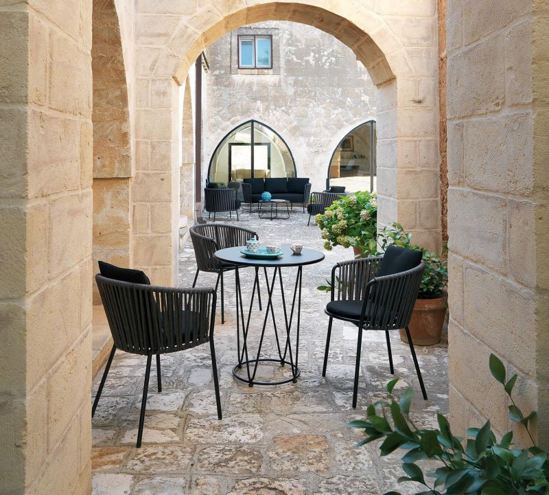 Ensemble repas dans un coin historique de Aix