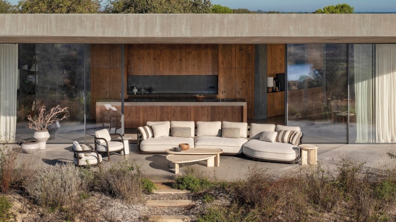 Salon jardin aux formes arrondies en bois de sapelli FSC, à Antibes