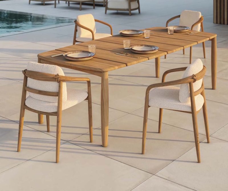 Fauteuils de repas en bois teck aux formes arrondies avec des coussins très confortables à Nice  