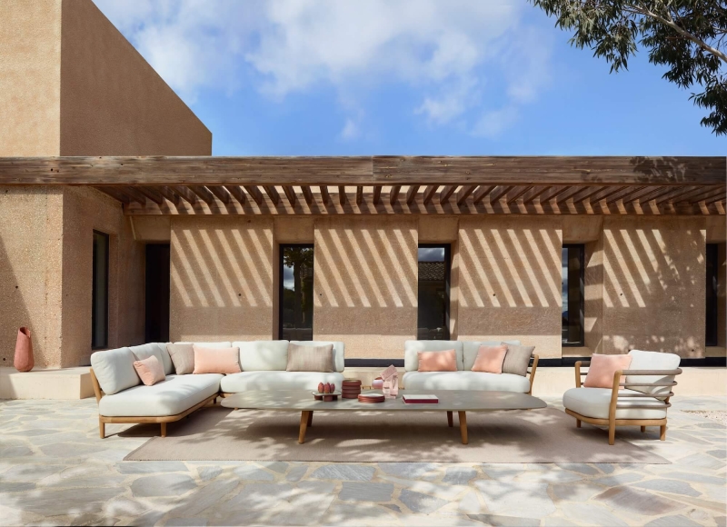 Salon jardin modulable en bois teck, en couleur beige très confortable à Cannes 
