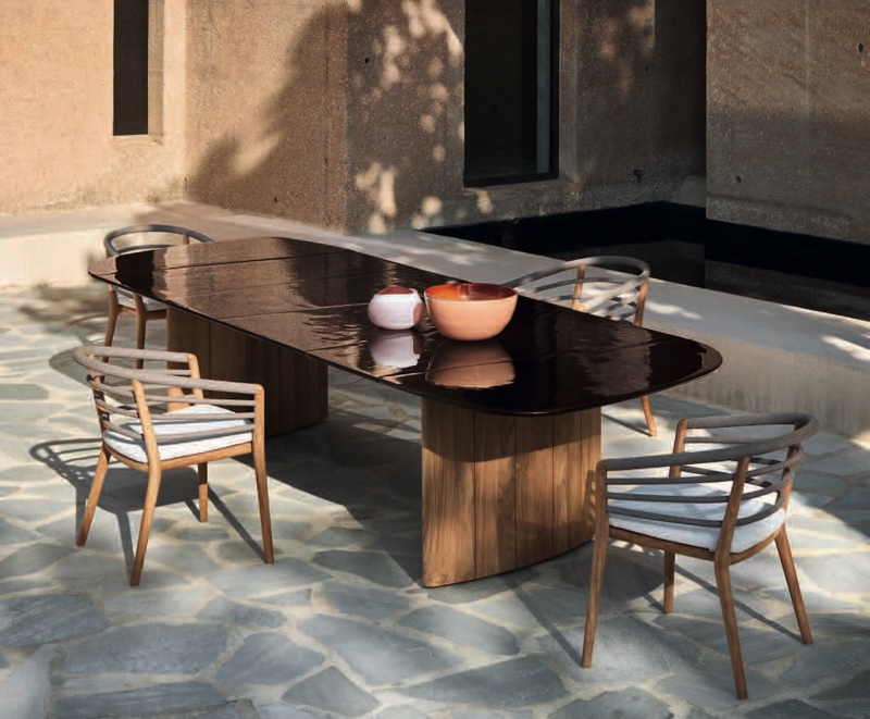 Chaise de repas en teck avec table en verre fusionné, collection Archy par Royal Botania, à Cannes