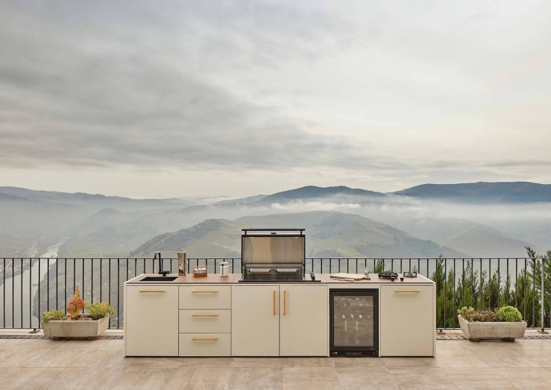 Cuisine extérieure design élégante, modulable en acier inoxydable par Brabura à Nice 