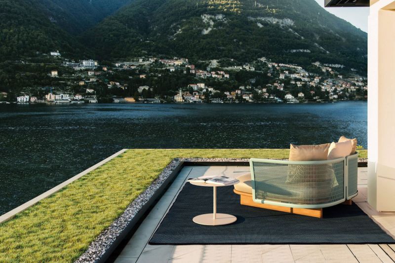 Daybed avec base en teck et structure en aluminium thermo laqué collection Mesh par Kettal à Bordeaux