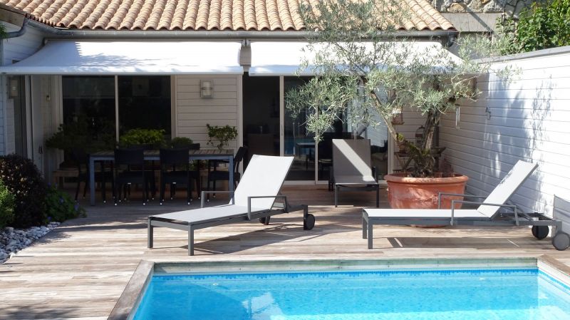 Terrasse coin piscine à La Rochelle