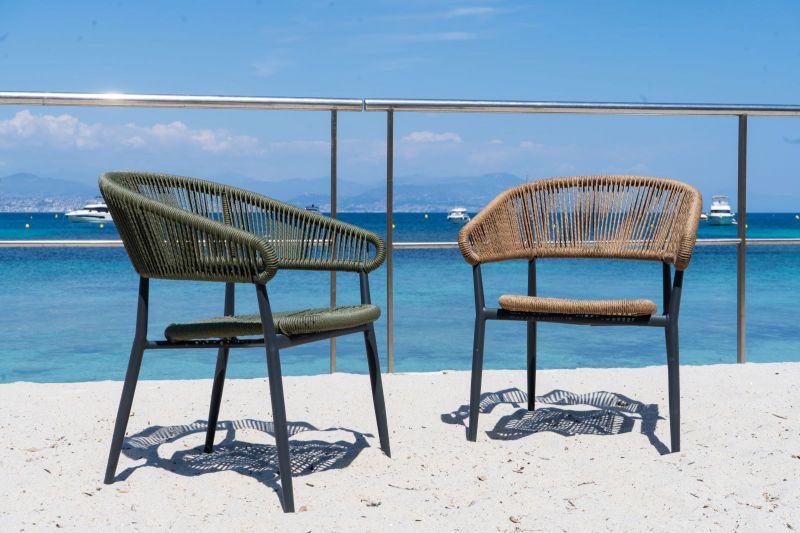 Chaises de repas Nizza avec dossier tressé en fibres synthétiques à Antibes