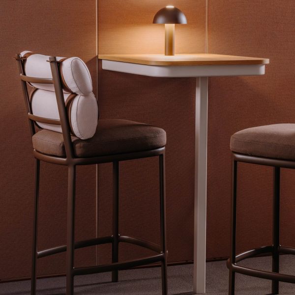 Chaise haute confortable avec un design unique et coloré collection Roll par Kettal