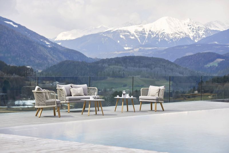 Salon de jardin en bois et cordes beiges de la collection Emma part Varaschin