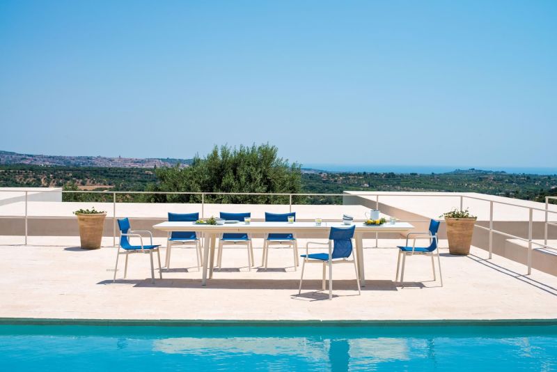 Table extensible en acier galvanisé de la collection Plus4 par Emu à Bonifacio