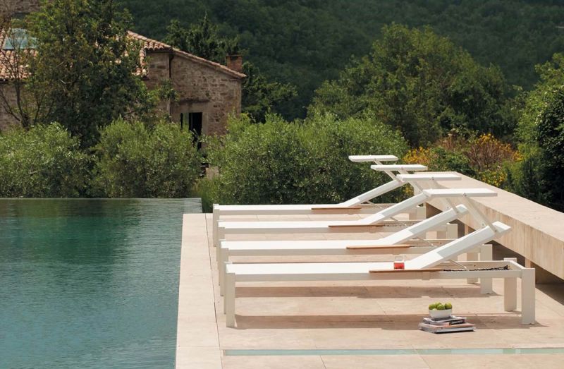 Transat simple moderne en aluminium thermolaqué collection Shine par Emu à Porto Vecchio