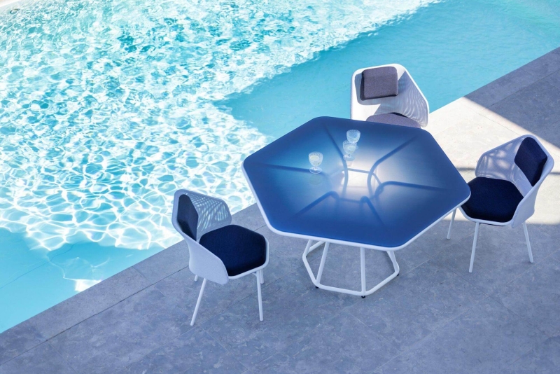 Table de repas au bord de la piscine avec verre imprimé collection HIVE par Ego Paris