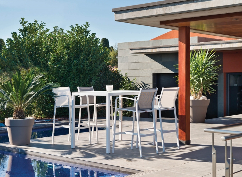 Chaise haute de jardin pour repas blanche et grise avec table à Toulon