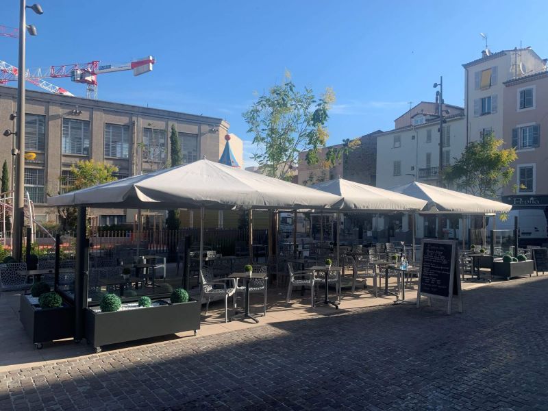 Terrasse du restaurant L'Ardoise avec parasols Supremo et les paravents Claustras à Antibes